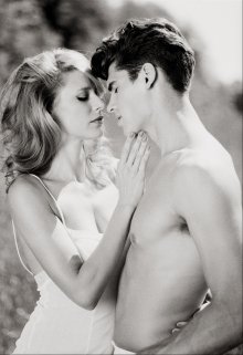 Просто один вечер и ночь из жизни героев книги . События примерно спустя семь лет после финала этой книги.
Герои повзрослели, многое переосмыслили в своей... Лана и Кайл (бонус)