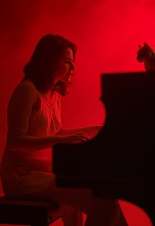 Николь увидела ее